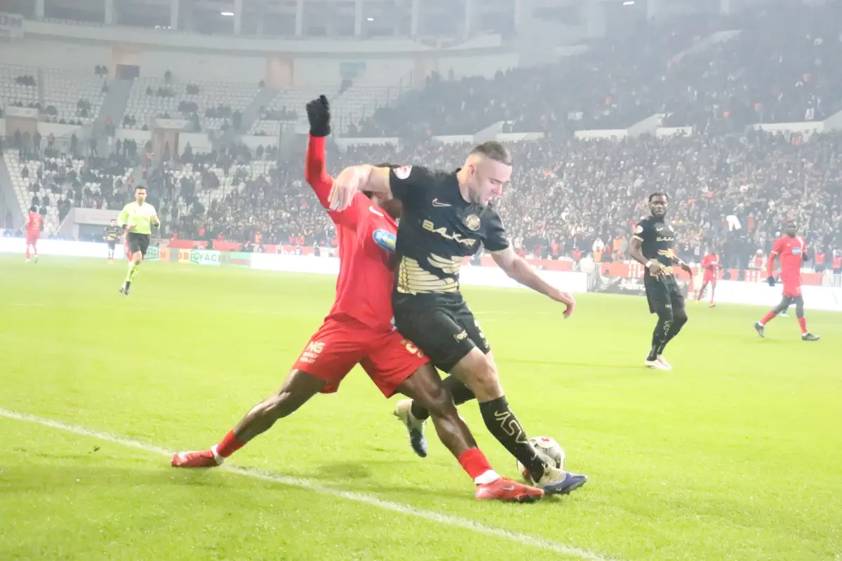 Amed Spor futbolcusu Daniel Moreno'nun dudağına 25 dikiş atıldı