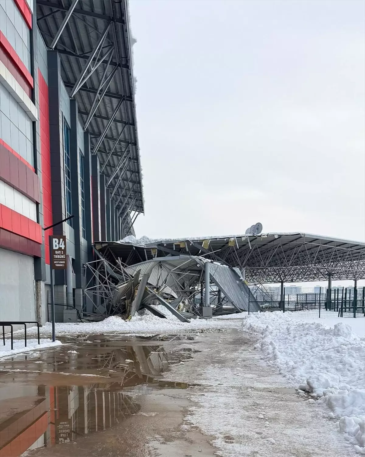 Amed Sportif Faaliyetler'den Diyarbakır Stadı'nda kardan çöken sundurmaya ilişkin açıklama