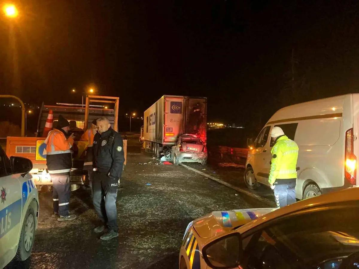 Ankara'da tıra çarpan aracın sürücüsü hayatını kaybetti