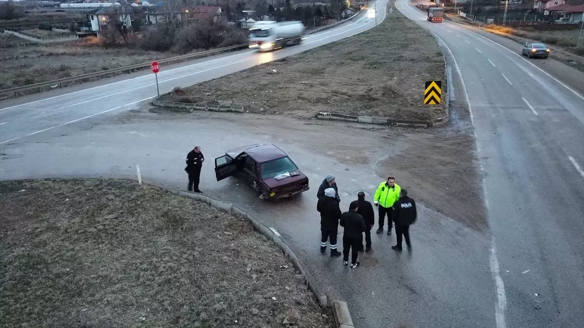 Bahşılı'da iki otomobilin çarpıştığı kazada 2 kişi yaralandı