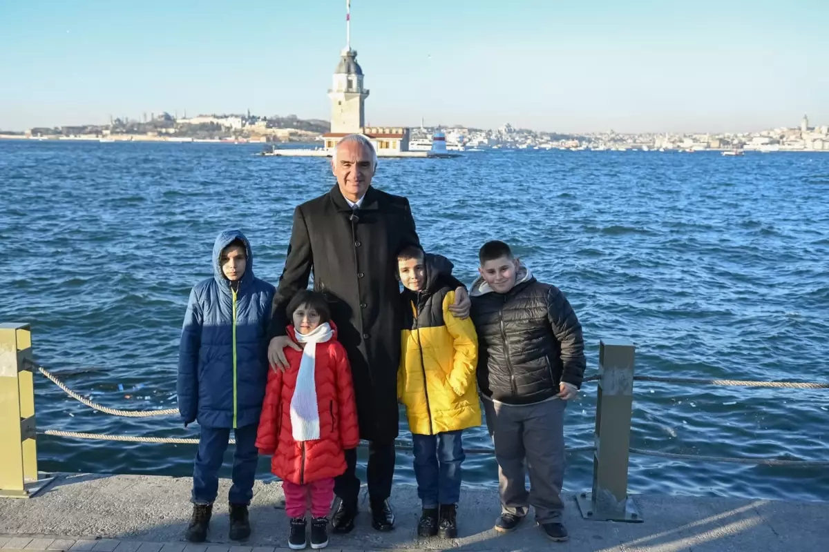 Bakan Ersoy, Sivas'ta kardan 'Kız Kulesi' yapan çocukları İstanbul'da ağırladı