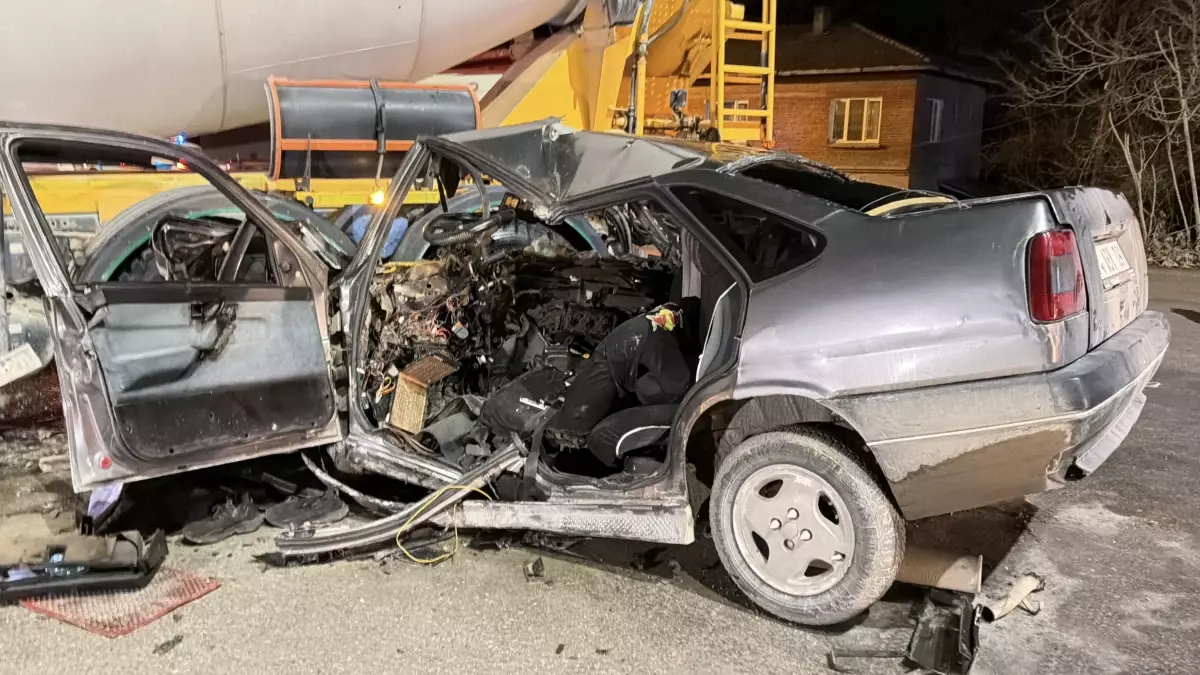 Beton Mikseriyle Çarpışan Otomobilin Sürücüsü Ağır Yaralandı