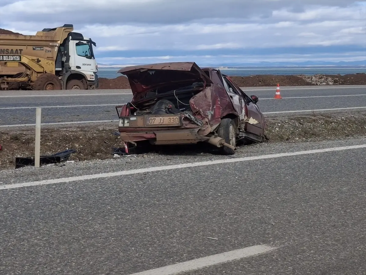 Beyşehir'de devrilen otomobildeki 2 kişi yaralandı