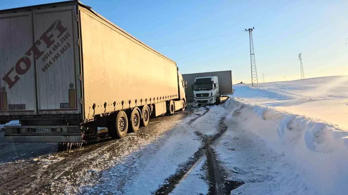 Bitlis'te buzlanan yolda kayan tır yolu kapattı