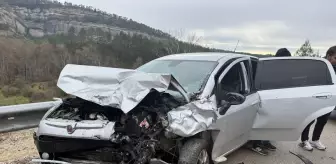 Burdur'da 3 aracın karıştığı kazada 4 kişi yaralandı