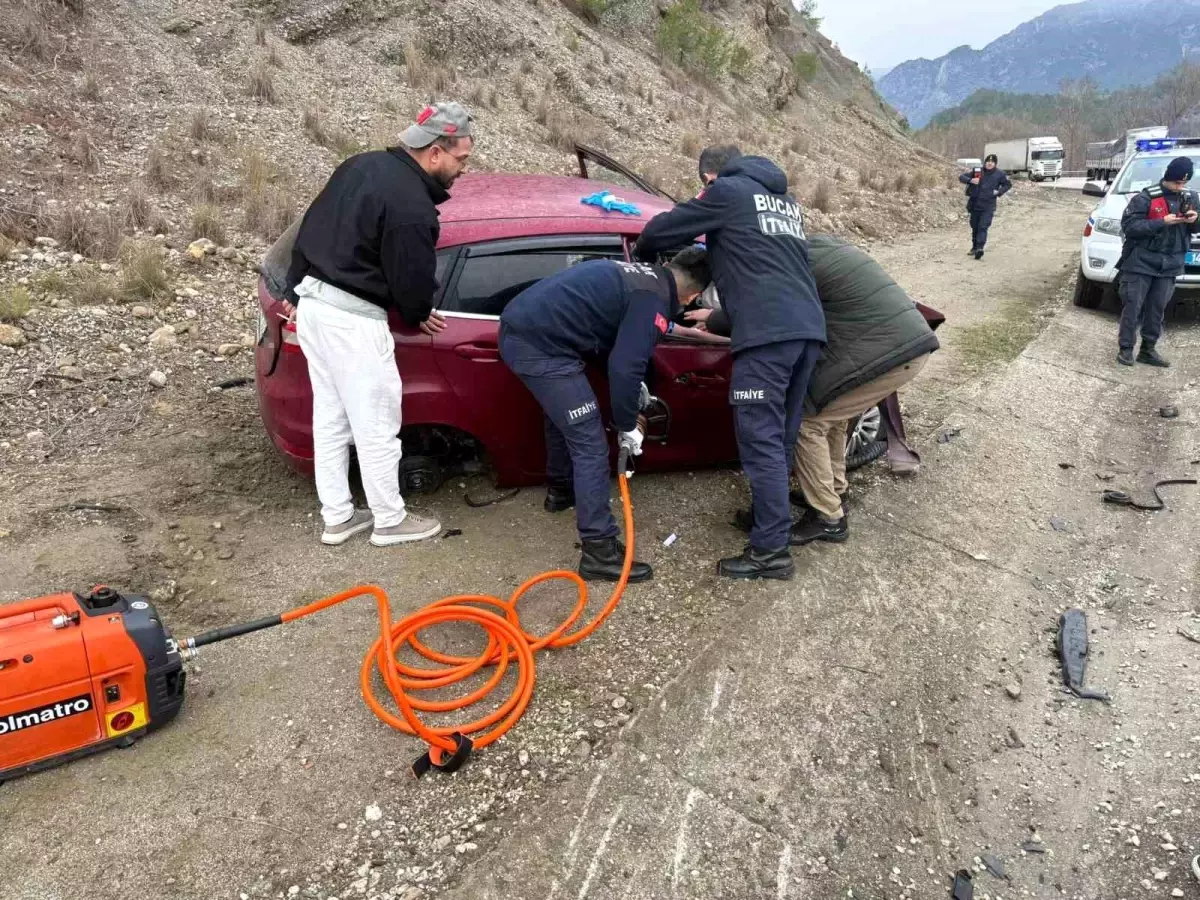 Burdur'da 3 otomobil çarpıştı: 4 yaralı