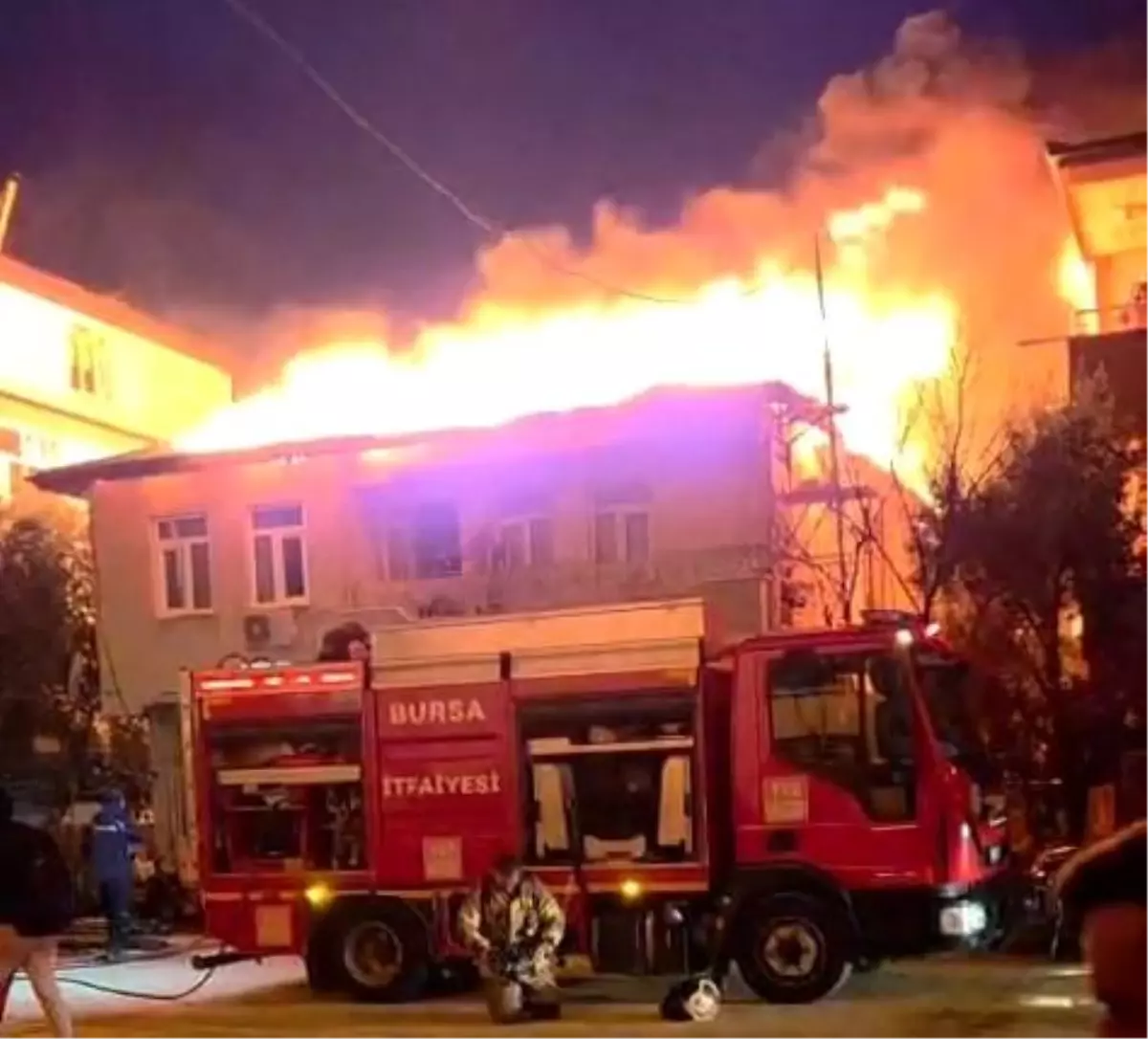 Bursa'da iki katlı evin çatısı alevlere teslim oldu