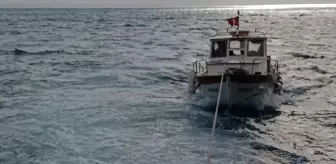 Çanakkale Boğazı'nda arızalanıp sürüklenen tekne kurtarıldı