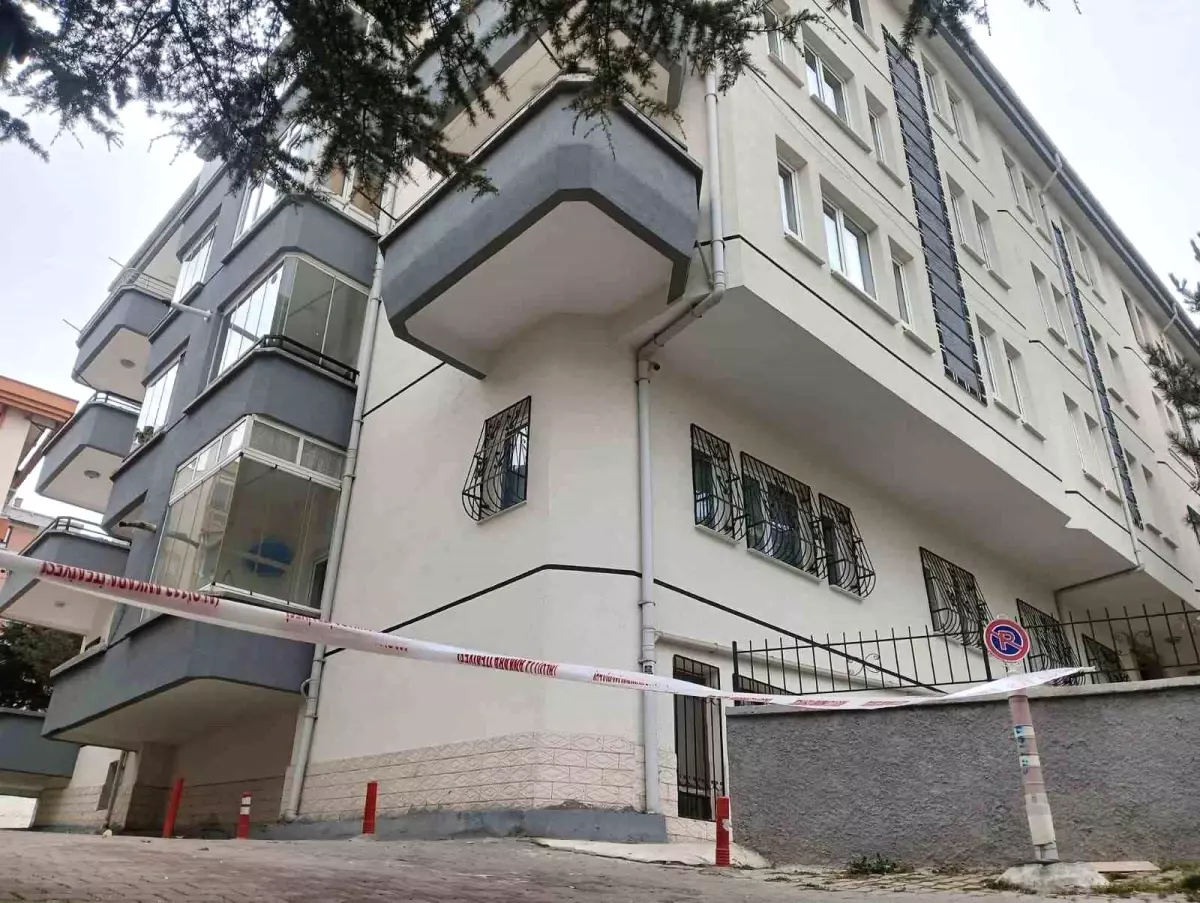 Çankaya'da çökme oluşan apartmanda yaşayanlar tedbir amaçlı tahliye edildi