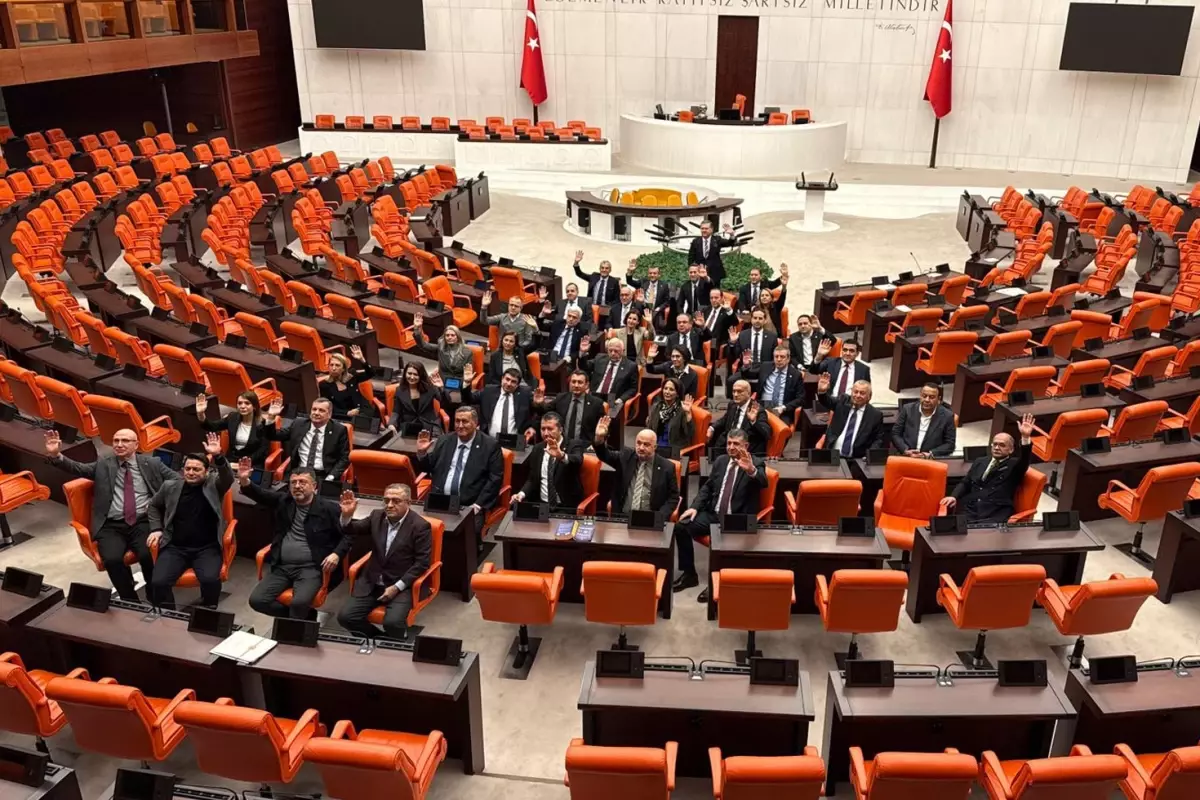 CHP'liler Meclis'te "Emekli" nöbetinde! Özel'den destek geldi