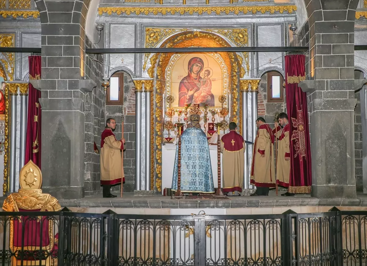 Diyarbakır'da Surp Giragos Ermeni Kilisesi'nde Noel ayini yapıldı