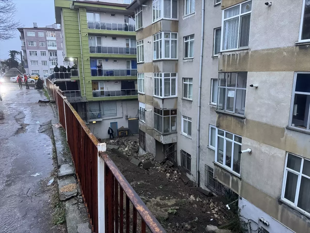 Edirne'de bir apartmanın istinat duvarı çöktü
