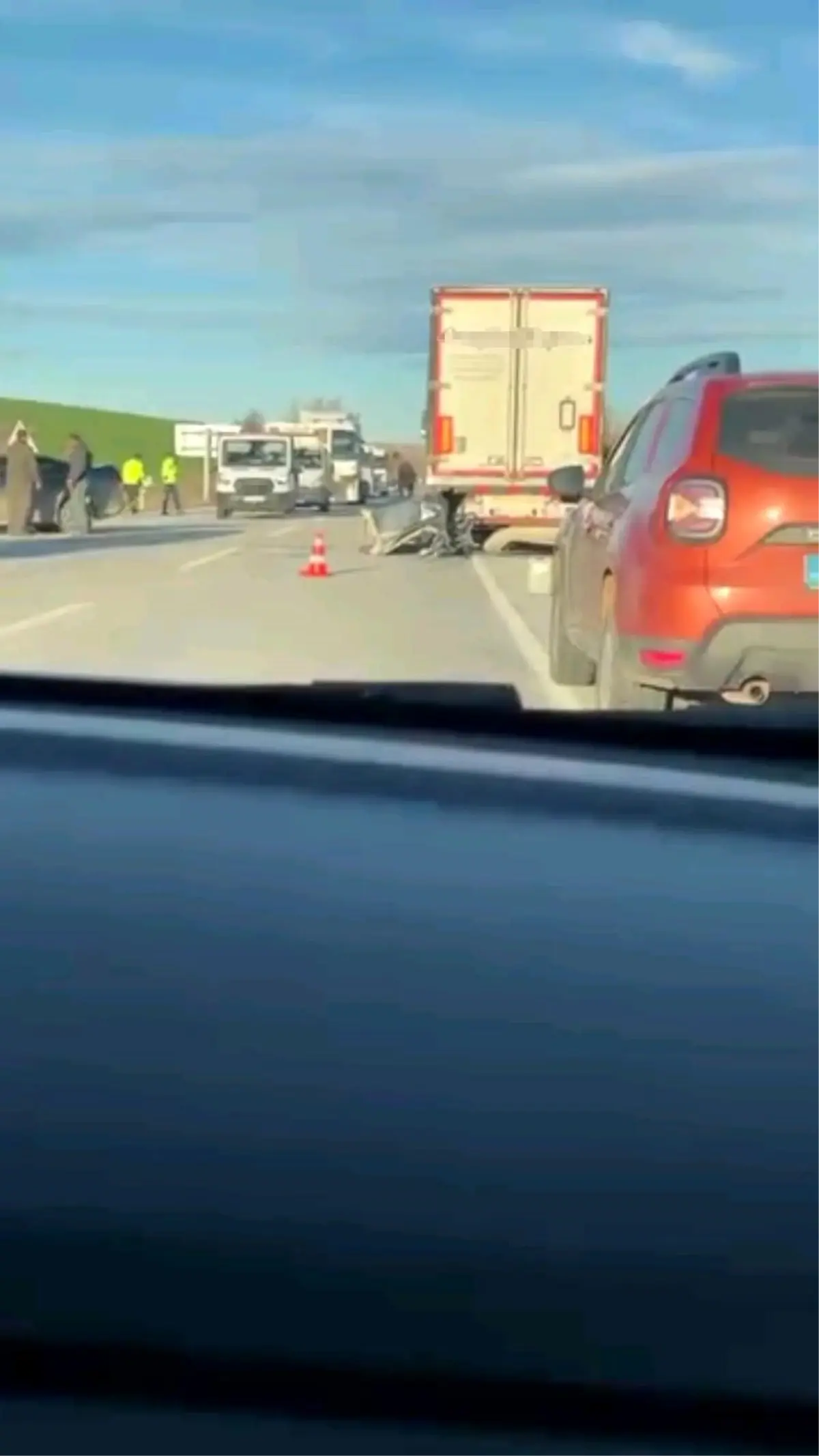 Edirne'de peş peşe kazalar: Hamzabeyli yolunda otomobil tıra çarptı, Demirhamlı'da tır sulama kanalında du...