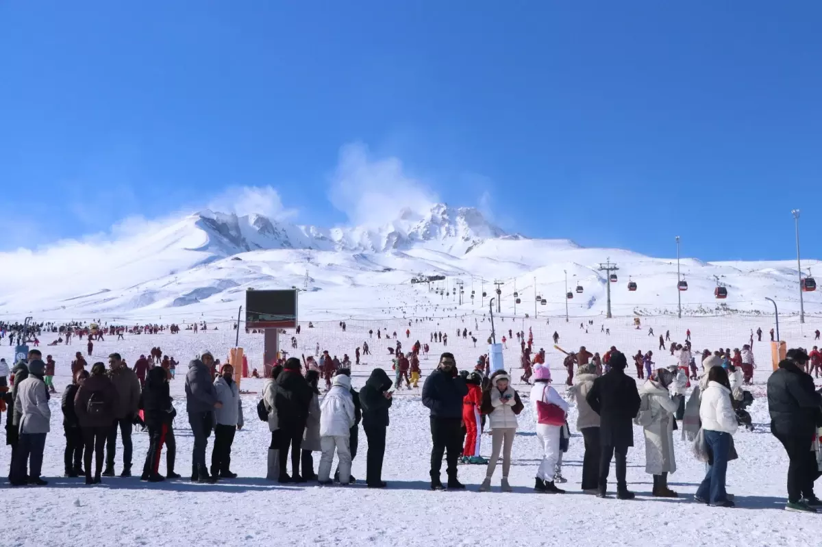 Erciyes Kayak Merkezi'nde Hafta Sonu Yoğunluğu