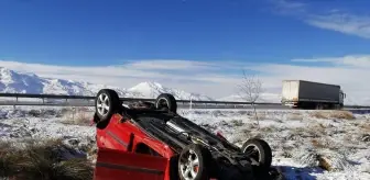 Erzincan'da şarampole devrilen otomobildeki 2 kişi yaralandı