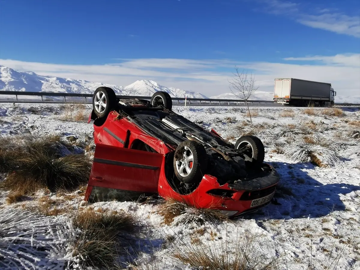 Erzincan'da şarampole devrilen otomobildeki 2 kişi yaralandı