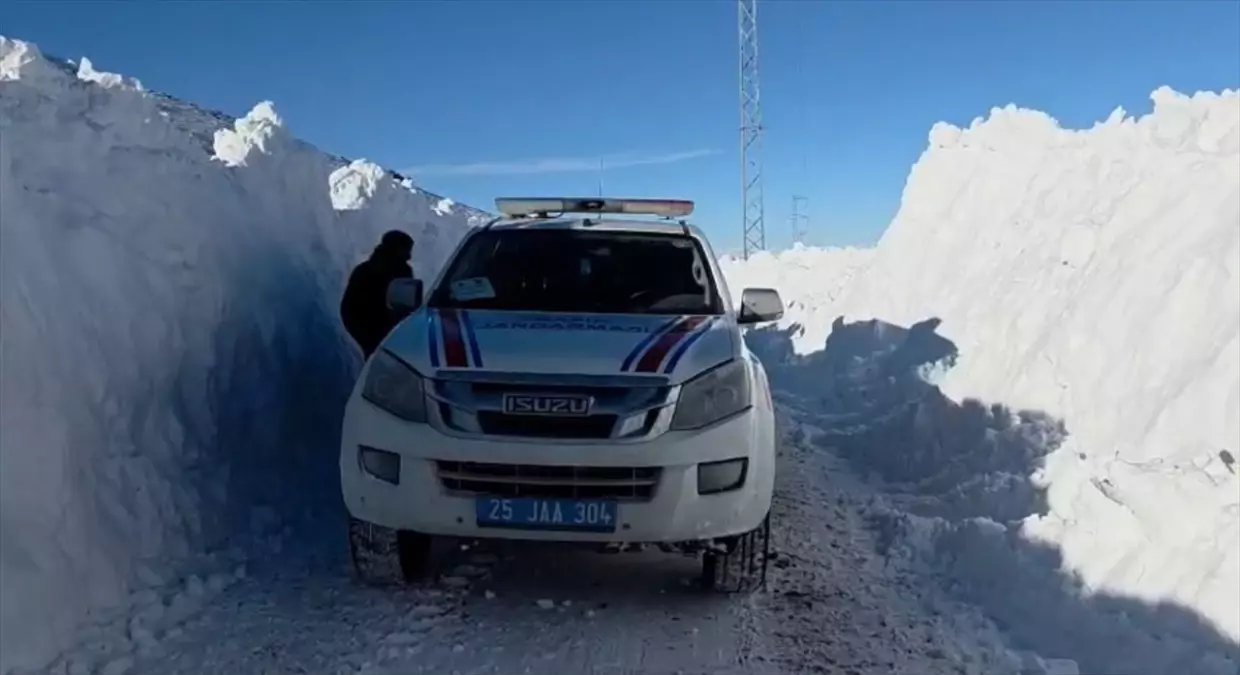 Erzurum'da ekipler kar nedeniyle yolu kapanan hasta için seferber oldu