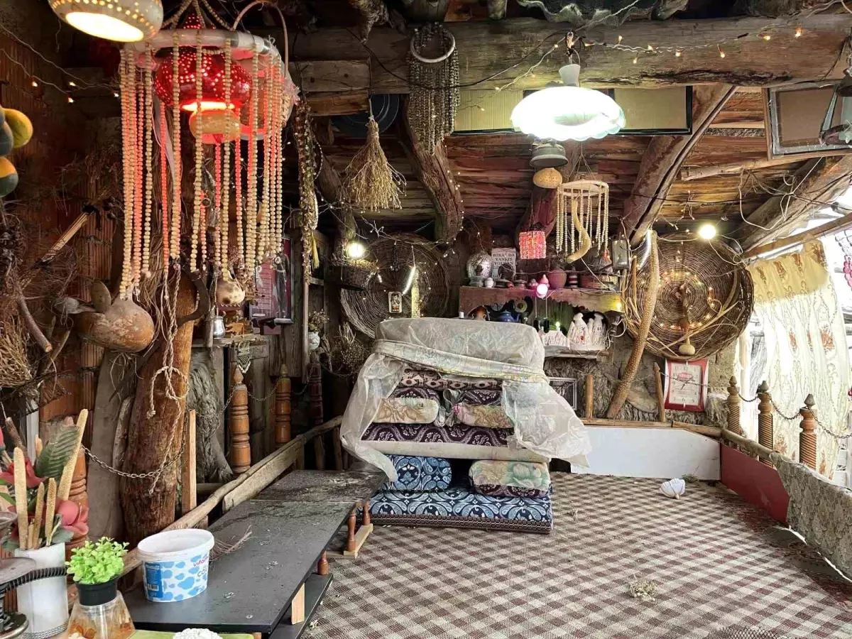 Evinin bahçesini topladığı eşyalarla müzeye çevirdi