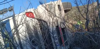 Feke'de devrilen tırın sürücüsü yaralandı