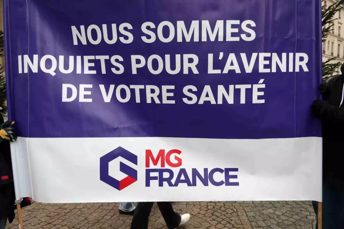 Fransa'da doktorlar 10 günlük grev kapsamında Paris'in sokaklarını doldurdu