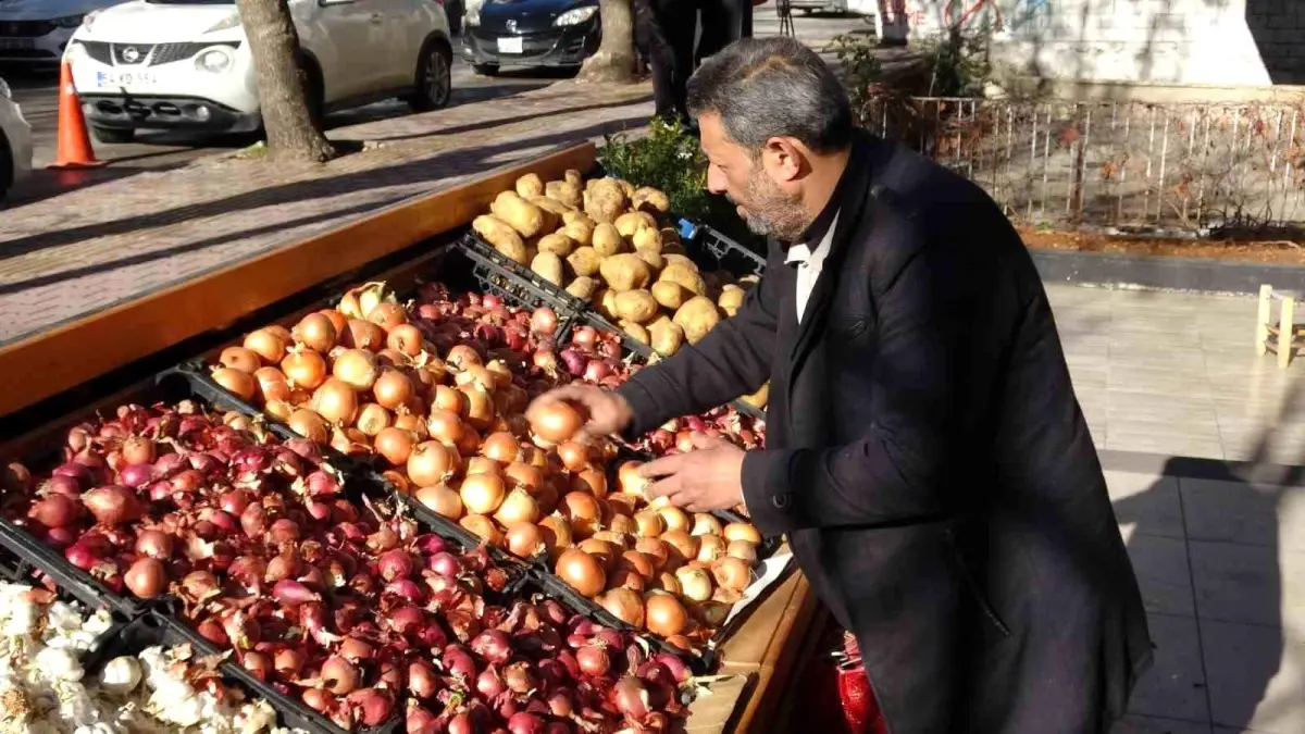 Gaziantep'te gençlerden duygulandıran örnek davranış: Soğan aldılar, parasını kameraya gösterip bıraktılar
