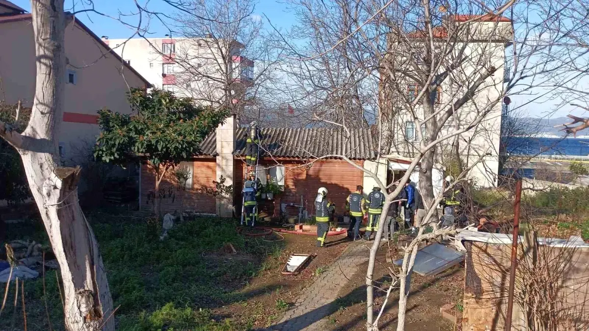 Gecekonduda çıkan yangın büyümeden söndürüldü