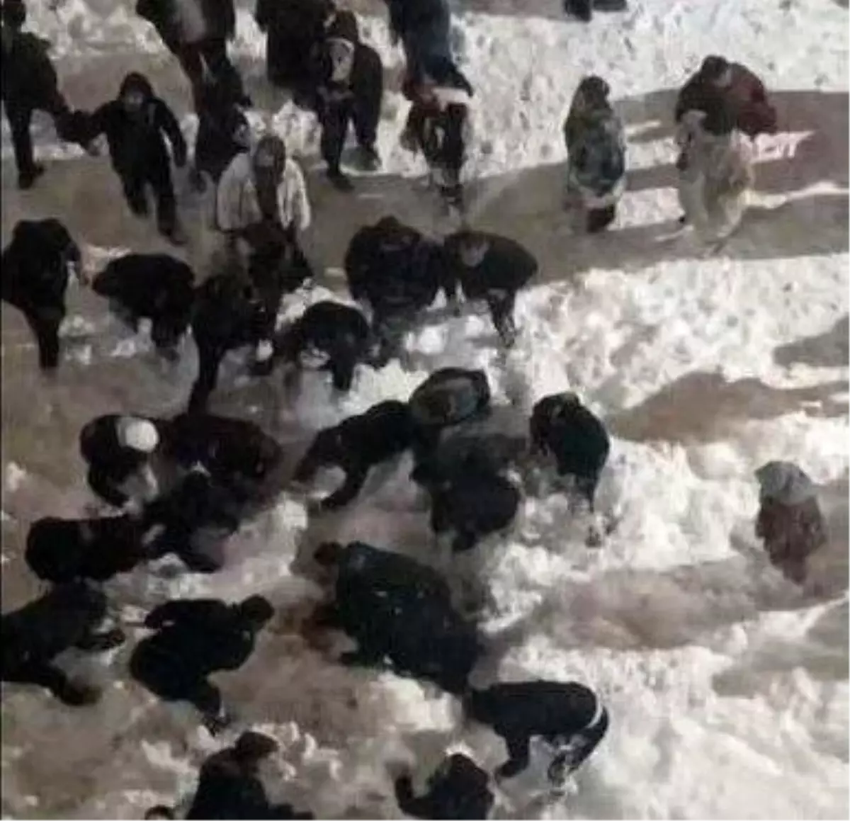 Hakkâri'de çatıdan düşen kar kütlesinin altında kalan öğrenci yaralandı