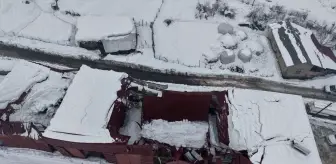 Hakkari'de kar nedeniyle garaj çatısı çöktü