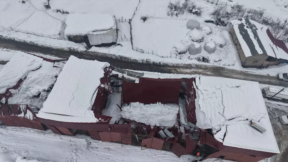 Hakkari'de kar nedeniyle garaj çatısı çöktü