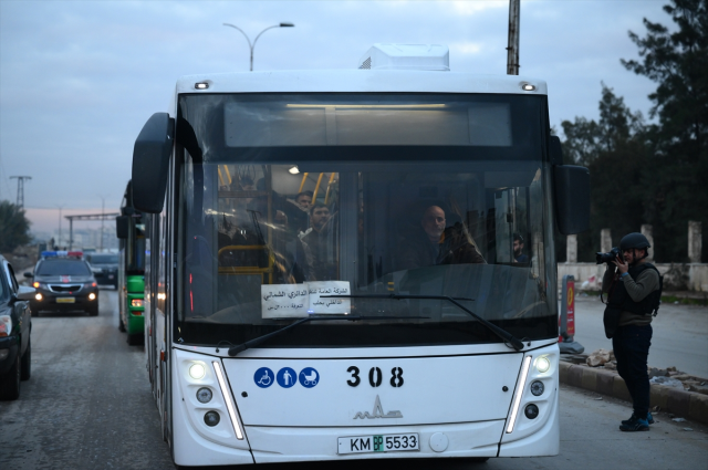 In Aleppo, members of the terrorist organization YPG/SDG who accepted evacuation were sent to Tabqa by bus