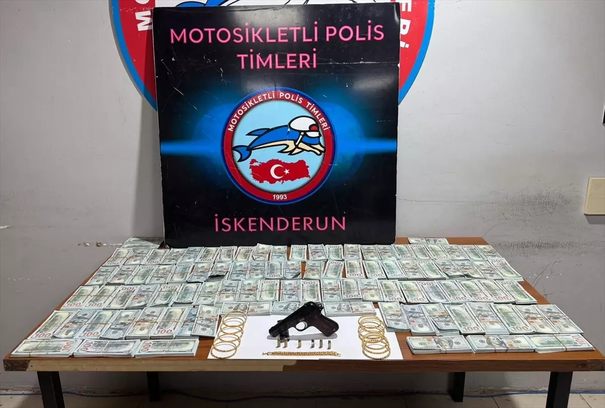 Hatay'da sahte döviz ve altın bulunan otomobildeki 3 şüpheli tutuklandı