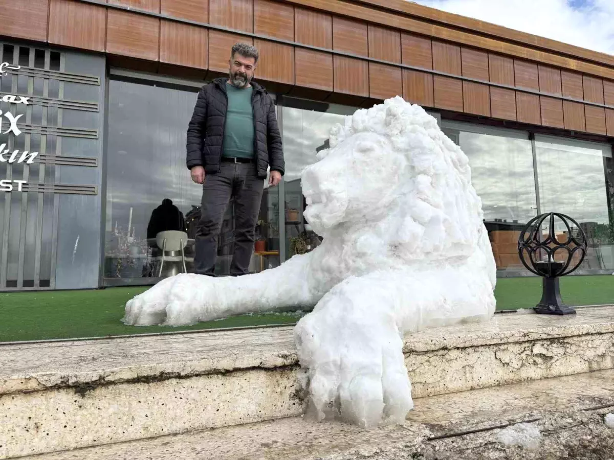 Her detayını 3 saat boyunca kaşıkla tek tek işledi, ortaya kardan aslan çıkardı