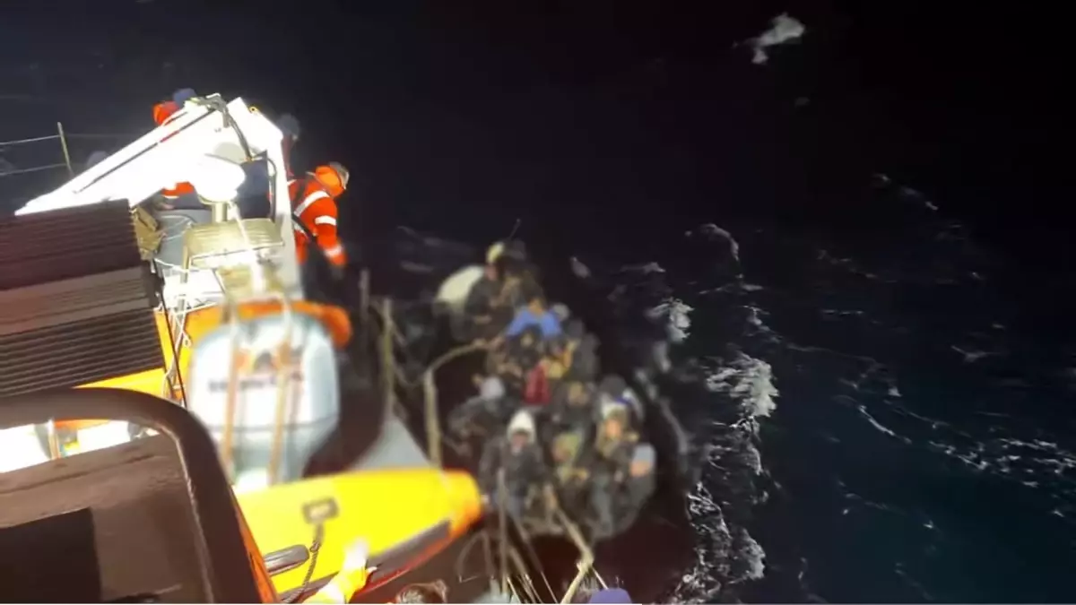 İzmir'de lastik botta 37 düzensiz göçmen kurtarıldı