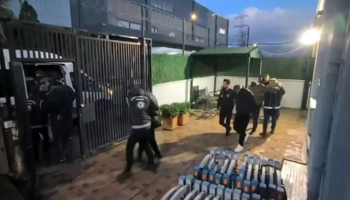 İzmir'de 'insan ticareti' operasyonu: 4 tutuklama