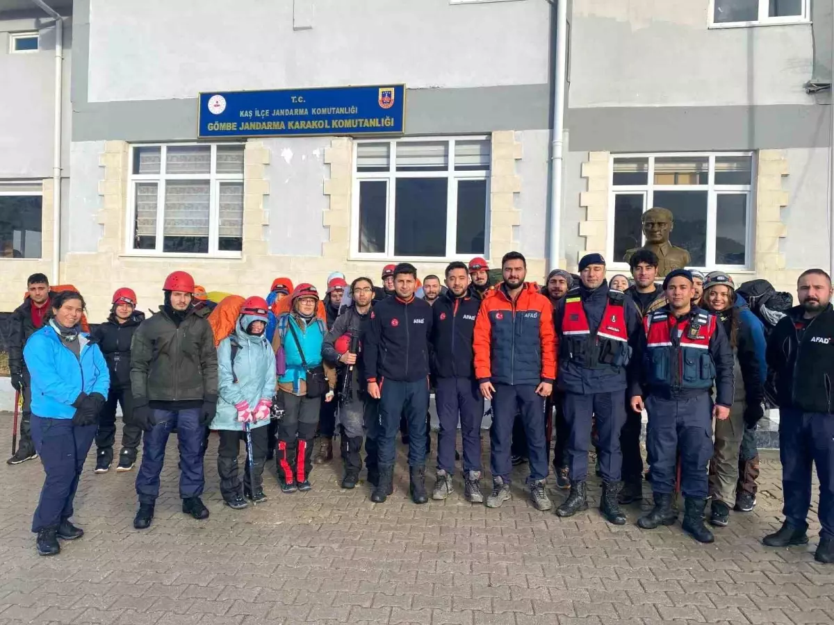 Kamp için çıktıkları dağda mahsur kalan 24 kişiyi AFAD ekipleri kurtardı