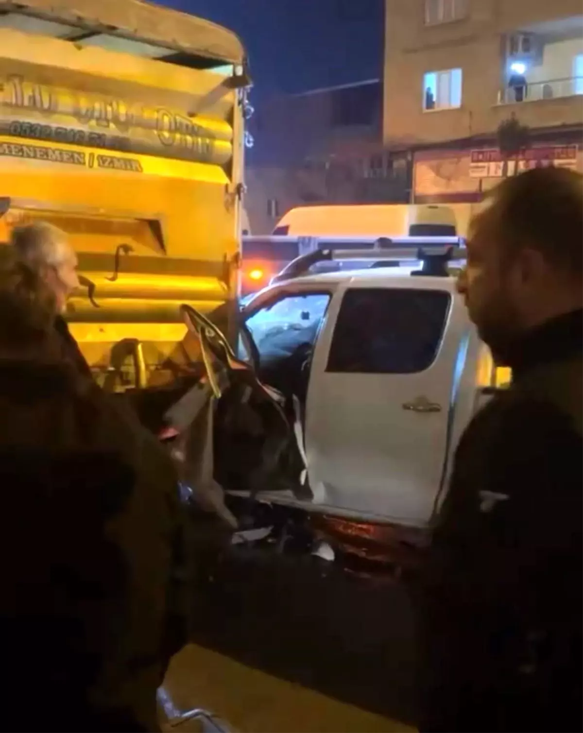 Kamyonete çarpan pikabın sürücüsü sıkıştığı yerden itfaiye ekiplerince çıkartıldı