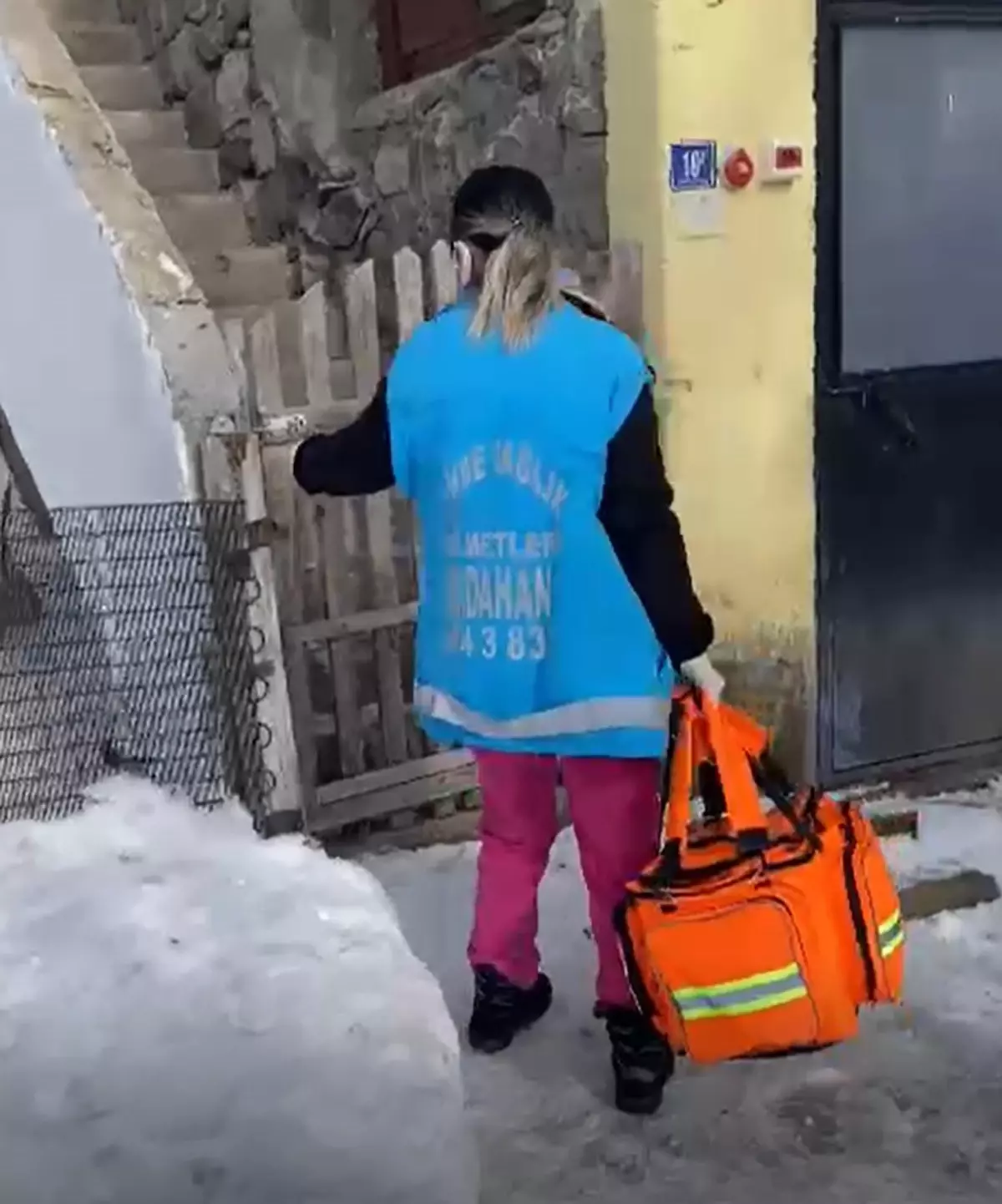 Kar kış demeden evlerdeki hastalara ulaşıyorlar