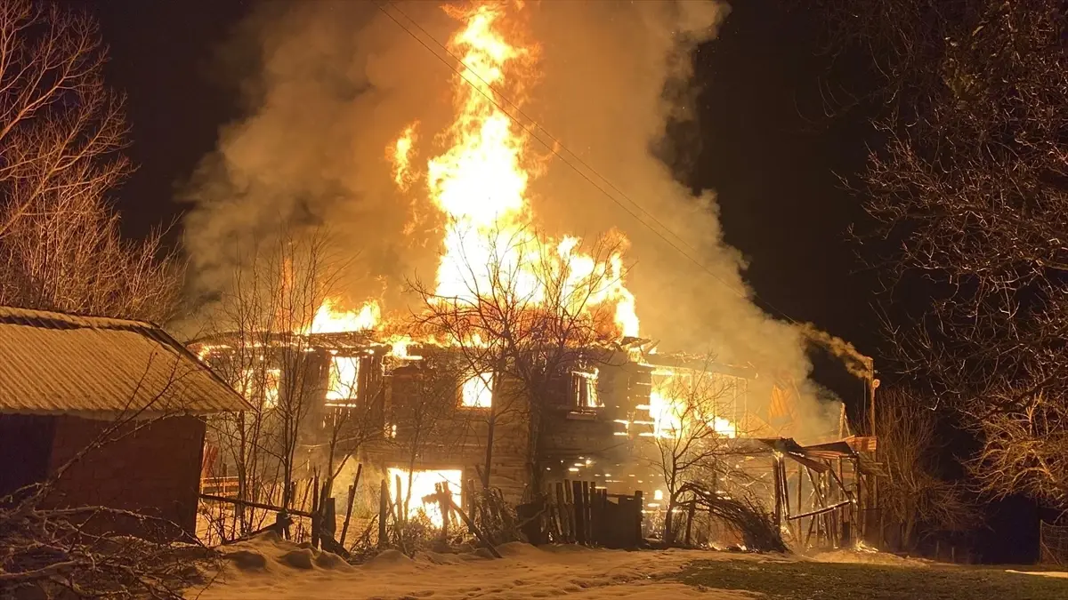 Karabük'te 2 katlı ahşap ev yandı