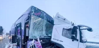 Kars'ta yolcu otobüsünün kamyona çarptığı kazada 9 kişi yaralandı