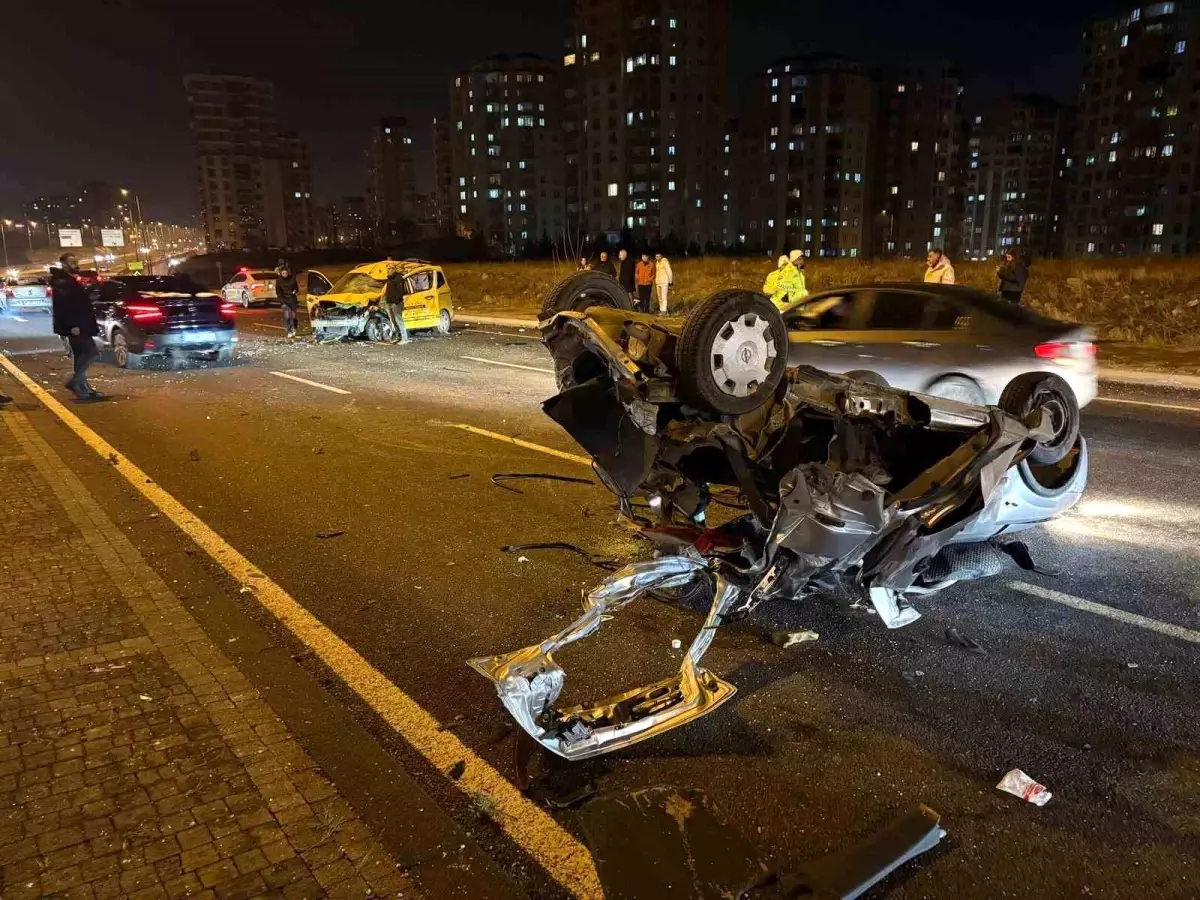 Karşı yola geçen otomobil taksi ile çarpıştı: 1'i ağır 3 yaralı