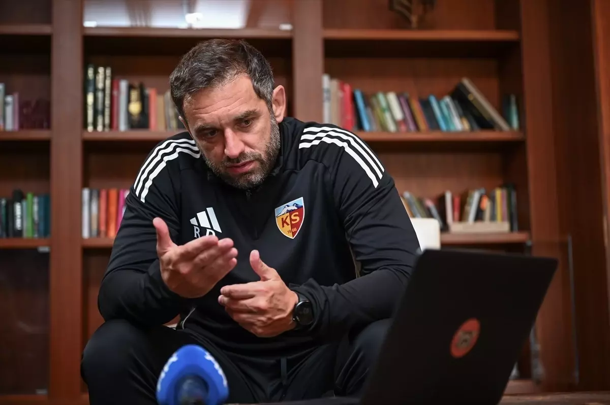 Kayserispor Teknik Direktörü Radomir Djalovic, AA'nın 'Yılın Kareleri' oylamasına katıldı