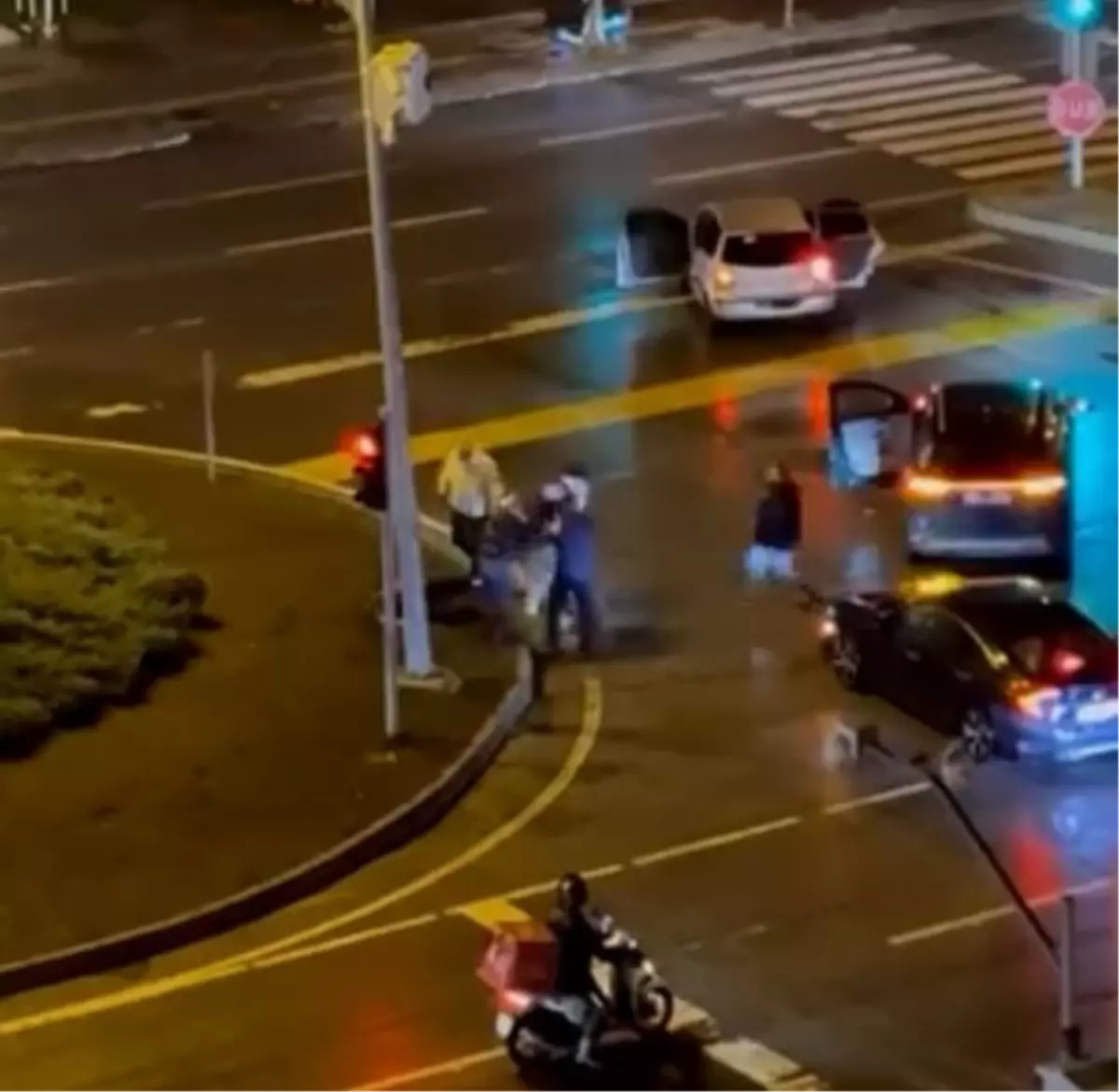 Kazaya karışanlar, sürücüyü darbetti; 3 gözaltı