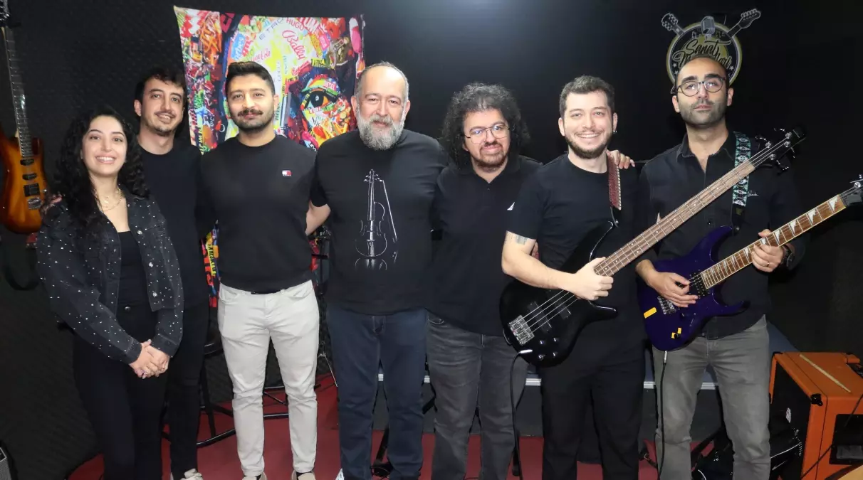 'Kulak Zarı' orkestrasının rockçı doktorları