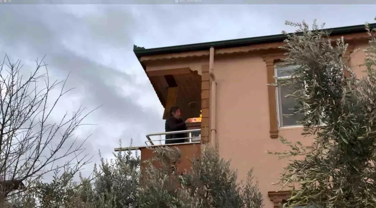 Lodosun etkisiyle alevler komşu binaya sıçradı: Balkondaki alevli eşyaları aşağı attı