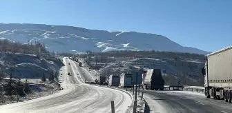 Malatya-Kayseri kara yolundaki buzlanma ulaşımı aksattı
