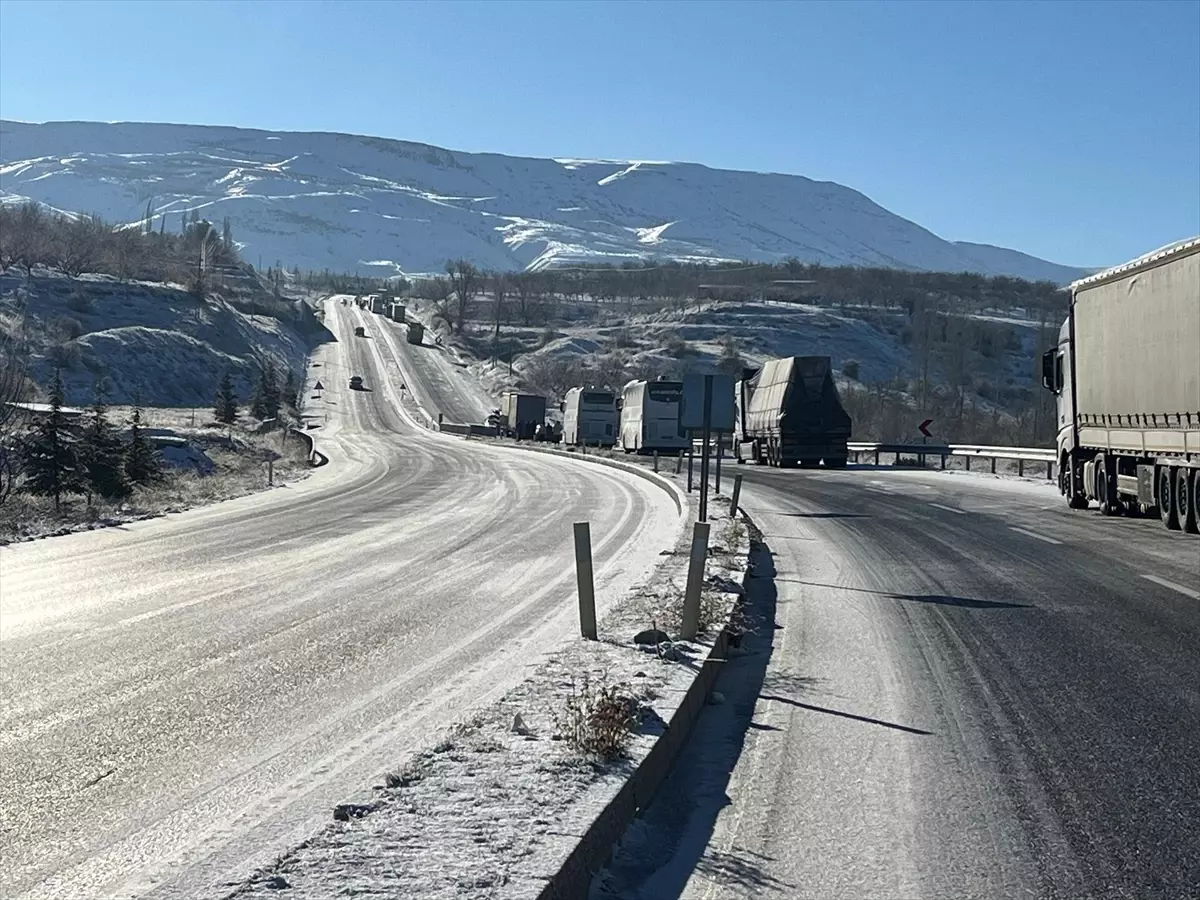 Malatya-Kayseri kara yolundaki buzlanma ulaşımı aksattı