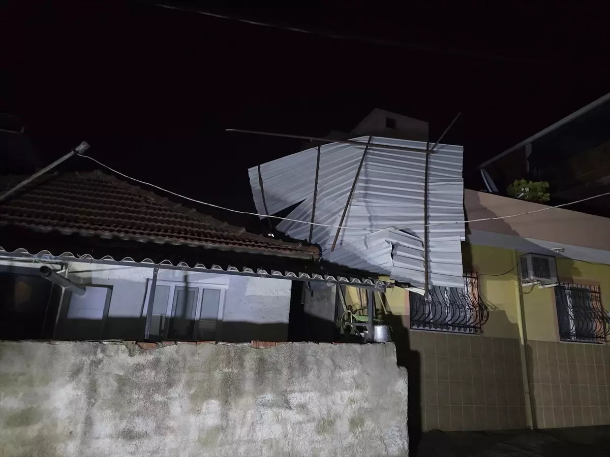 Manisa'da sağanak ve fırtına etkili oluyor