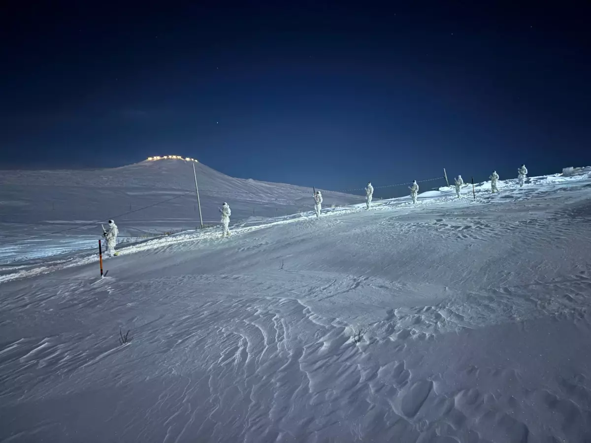 Mehmetçik, zorlu kış koşullarında hudut güvenliği için görevde