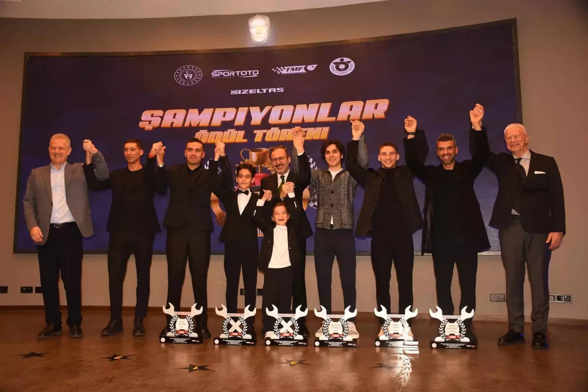 Motosiklet şampiyonları İzmir'de kupalarını aldı