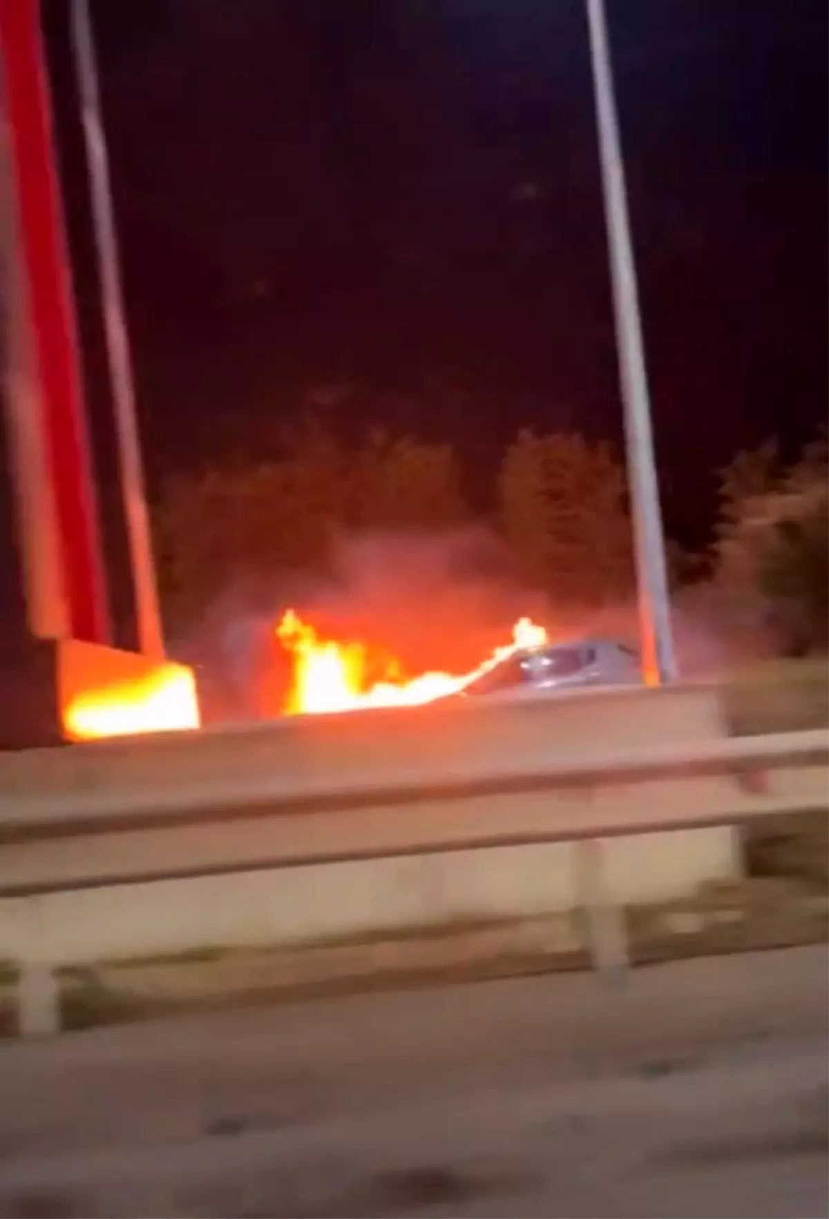 Sancaktepe'de otomobil alev alev yandı